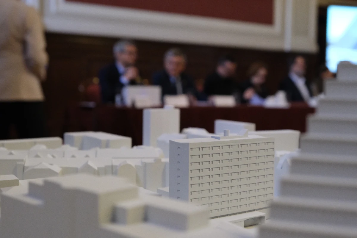 120-130 milionów złotych – tyle może kosztować przebudowa Domu Studenckiego Jowita w Poznaniu. W środę ogłoszono wyniki konkursu urbanistyczno-architektonicznego, który wyłonił koncepcję modernizacji nieczynnego obecnie akademika. Zwycięski projekt przewiduje m.in. dobudowanie czterech nowych kondygnacji i stworzenie miniaturowego parku w miejscu obecnego parkingu.