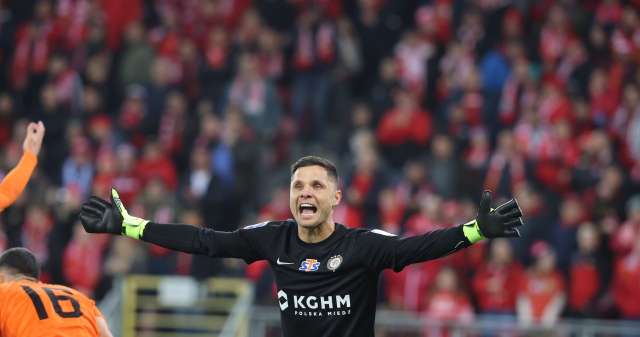 wiadomości,aktualności,Interia Szokujące rozstrzygnięcie w Łodzi! Koszmarny błąd Gikiewicza daje Widzewowi awans