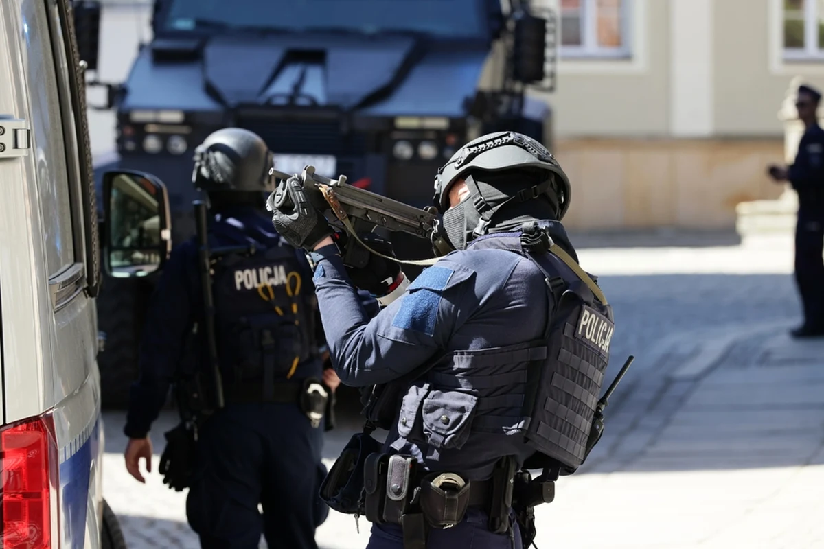 Piętnastoosobowa grupa Polaków podszywająca się pod policyjne oddziały specjalne napadała na nielegalne fabryki papierosów na terenie Unii Europejskiej. Centralne Biuro Śledcze Policji i służby Belgii, Holandii oraz Niemiec rozbiły międzynarodowy gang.