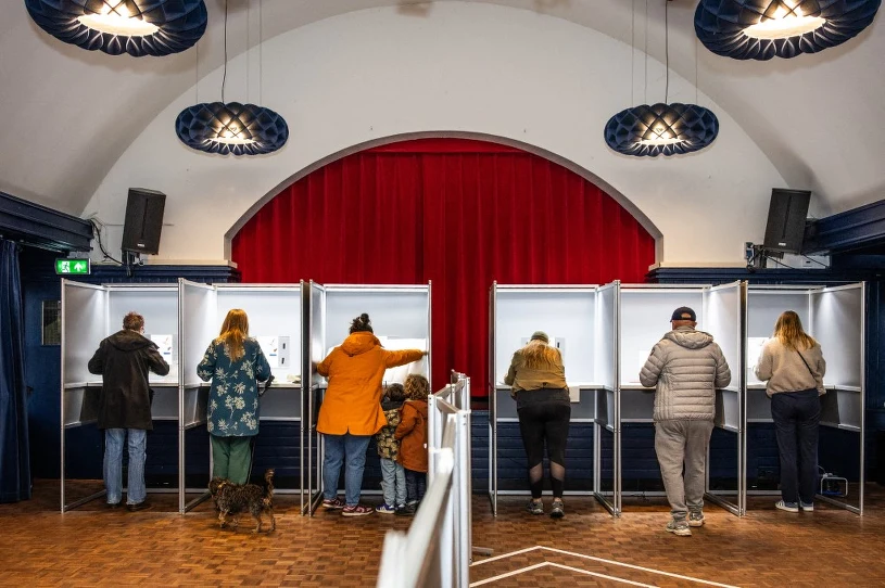 Przedterminowe wybory w Holandii. Są pierwsze sondaże exit poll