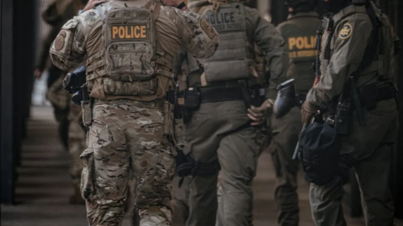 Starcia z w Kalifornii. Zamieszki po operacji agentów federalnych