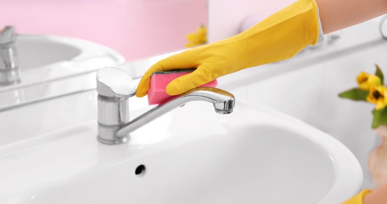 Tak wyczyścisz na błysk armaturę z kamienia. Wystarczy, iż dosypiesz to do octu