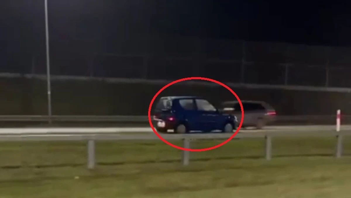 76-letnia kobieta kierująca fiatem seicento przejechała pod prąd ponad 70 drogą ekspresową S7. Funkcjonariuszom z piaseczyńskiej policji (Mazowsze) powiedziała, że w pewnym momencie domyśliła się, że jedzie niezgodnie z przepisami, jednak nie widziała żadnego zjazdu i nie mogła opuścić drogi. Policjanci zabrali jej prawo jazdy, a sprawa znajdzie finał w sądzie.