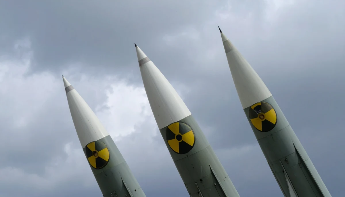 ​Stany Zjednoczone ogłosiły wznowienie testów broni jądrowej po ponad 30 latach przerwy. Na decyzję zareagował generał Andriej Kartapołow, przewodniczący komisji ds. obrony Dumy Państwowej Rosji, który ostrzegł przed powrotem do czasów "nieprzewidywalności i otwartej konfrontacji" między mocarstwami.