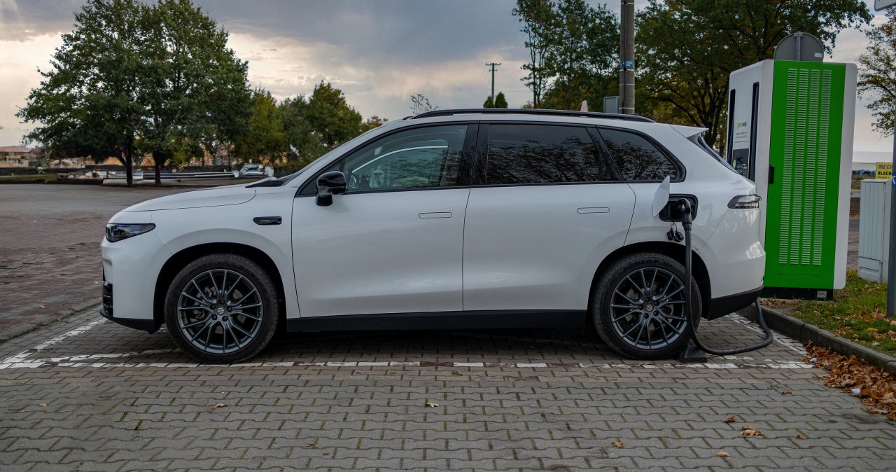 100 km na prądzie. Czy elektryk wygrywa z benzyną?