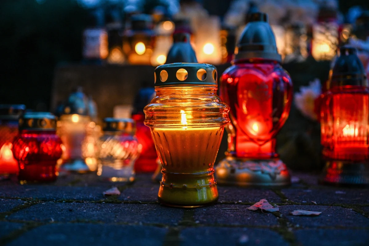 Koniec października i początek listopada to czas, gdy kupujemy znicze, które potem stawiamy na grobach swoich bliskich zmarłych. Prezes Ogólnopolskiego Stowarzyszenia Producentów Zniczy i Świec Łukasz Kuchta ocenił w rozmowie z PAP, że ceny tych produktów powinny być podobne do tych sprzed roku. Podkreślił też, że Polacy coraz rzadziej sięgają po znicze plastikowe.