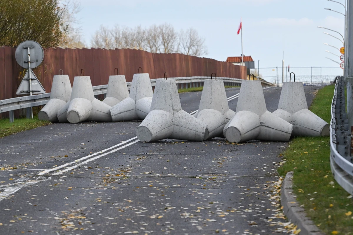 Premier Donald Tusk zgodził się opóźnić ponowne otwarcie polskich przejść granicznych z Białorusią - przekazała szefowa litewskiego rządu Inga Ruginienė, informując, że decyzja zapadła po wczorajszych konsultacjach liderów obu państw. Rzecznik rządu Adam Szłapka poinformował, że Polska otworzy swoje przejścia graniczne z Białorusią "w okolicach połowy listopada".