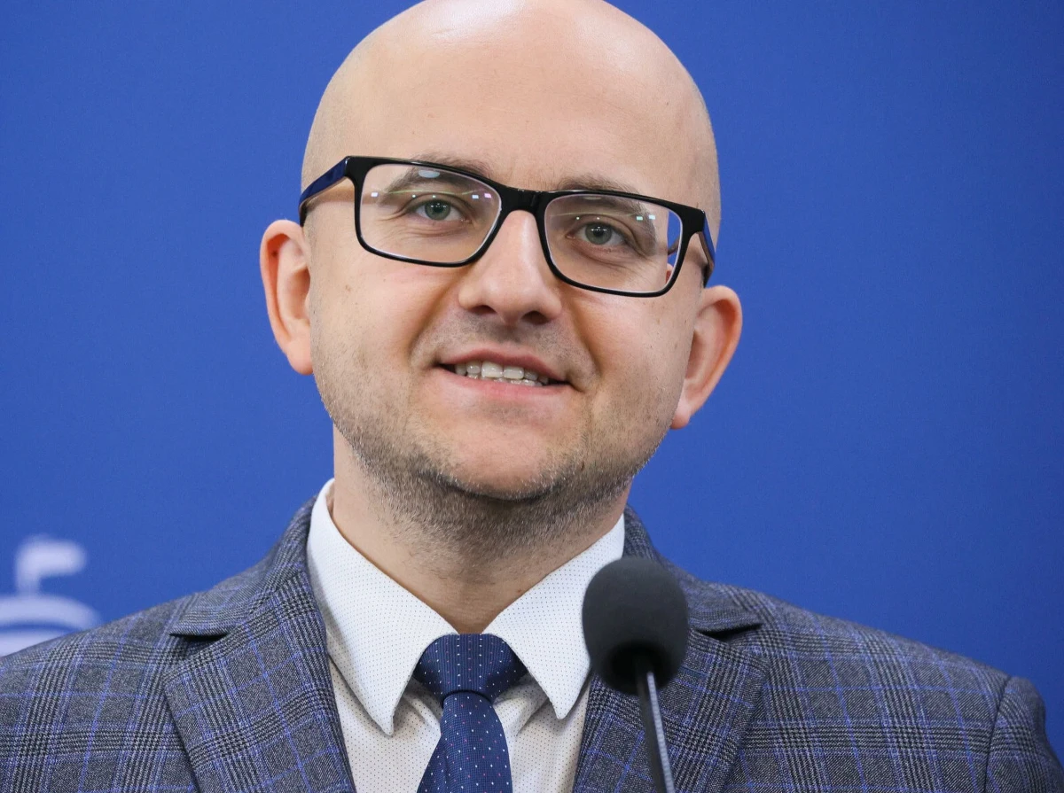 Jest akt oskarżenia wobec ośmiu osób, w tym posła Dariusza Mateckiego ws. Funduszu Sprawiedliwości. Jak przekazał rzecznik Prokuratury Krajowej Przemysław Nowak, polityk oskarżany jest o popełnienie łącznie sześciu przestępstw. "Zarzuty prokuratury są polityczne i wyssane z palca" - powiedział PAP Matecki. Zapowiedział, że w najbliższych dniach upubliczni dowody swojej niewinności.