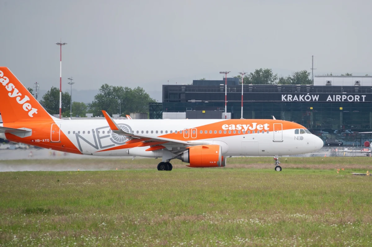 Samolot linii easyJet, który miał zabrać 155 pasażerów do Paryża z krakowskich Balic, nie wystartował zgodnie z planem. Powodem była informacja o możliwym zadymieniu na pokładzie maszyny. Na miejscu natychmiast pojawiły się służby ratunkowe, w tym straż pożarna, a pasażerowie musieli opuścić pokład.
