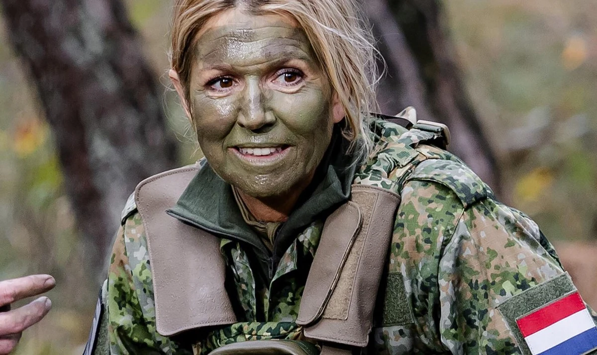 Królowej Máximy w takim wydaniu jeszcze nie widzieliśmy! Zamiast eleganckiej sukni – mundur, zamiast makijażu – farba maskująca, a błoto zastąpiło diamenty. Monarchini Niderlandów pokazała, że nie boi się wyzwań, zaskakując wszystkich swoją obecnością podczas ćwiczeń wojskowych w Harderwijk. 