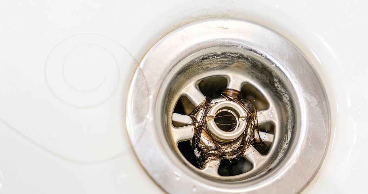 Włosy zatkały odpływ? Nie musisz już prosić męża o pomoc