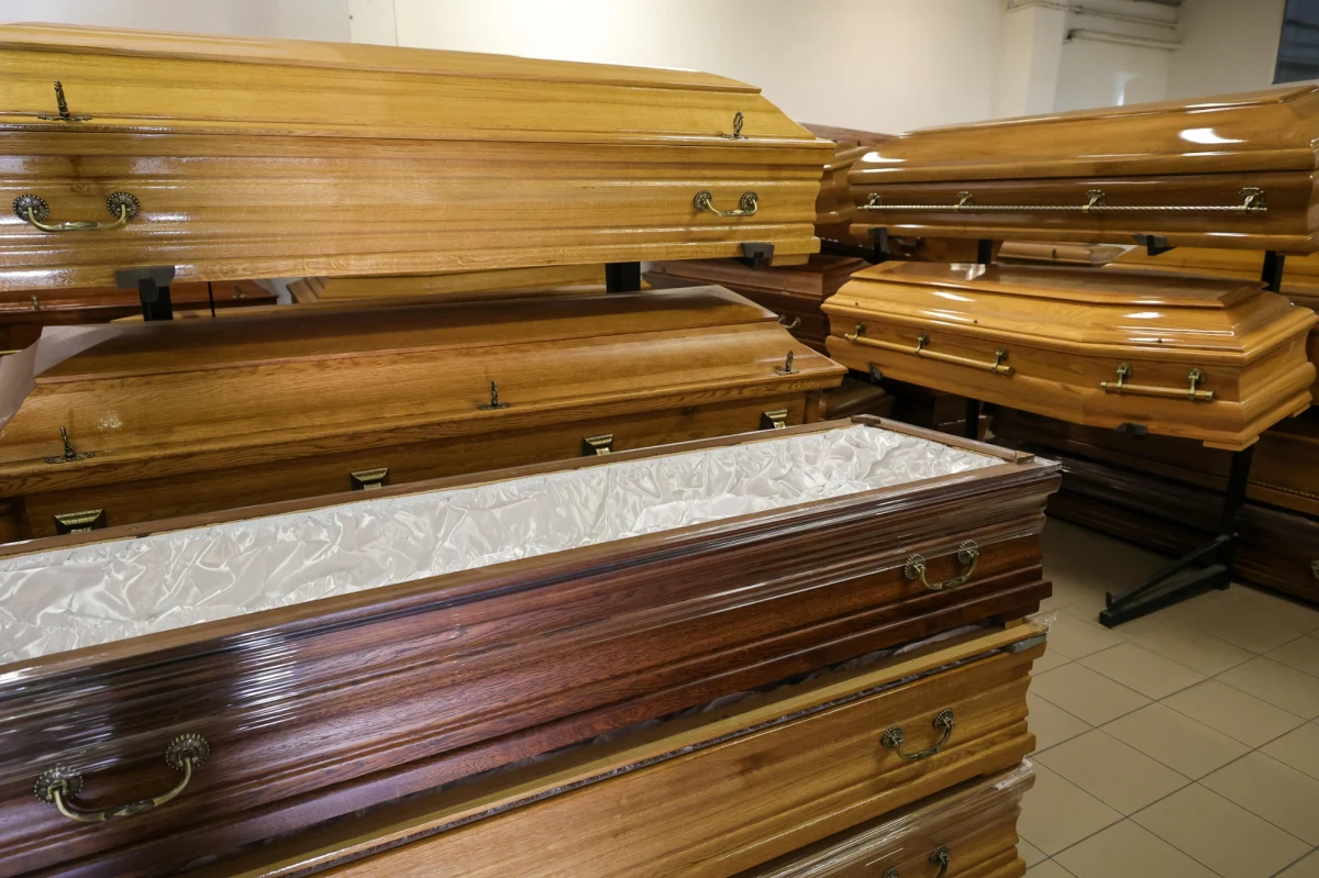 Resort rodziny, pracy i polityki społecznej chce, by wnioski o zasiłek pogrzebowy można było składać w formie elektronicznej. Miałoby to być możliwe od 1 stycznia 2026 r. 