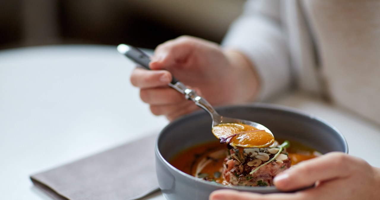 Utrudnia trawienie i obciąża serce. Zgubny nawyk po posiłku