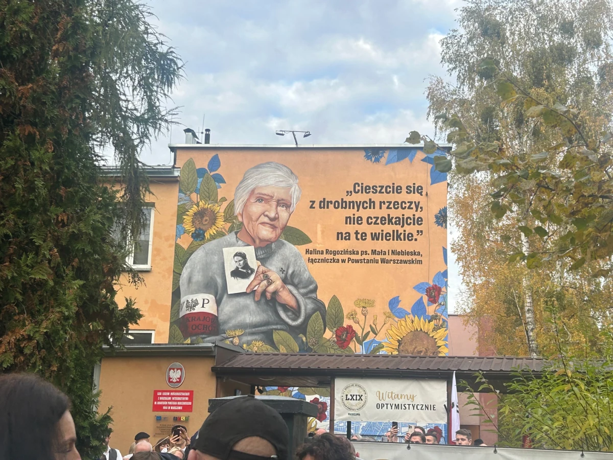 "Cieszcie się z drobnych rzeczy. Nie czekajcie na te wielkie" - taki napis jest na nowym, odsłoniętym dzisiaj w Warszawie muralu. Przedstawia on Halinę Rogozińską, pseudonim "Niebieska", uczestniczkę powstania warszawskiego. Dzisiaj pani Halina obchodzi 99. urodziny. Mural jest urodzinową niespodzianką.