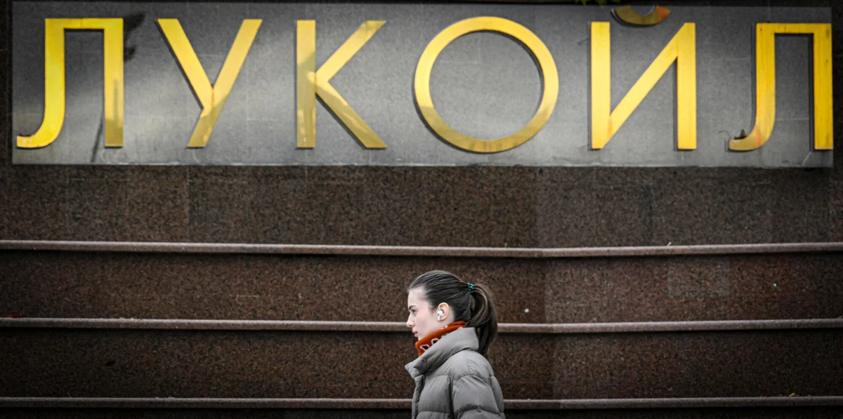 Rosyjski koncern naftowy Łukoil poinformował o sprzedaży swoich zagranicznych aktywów cypryjskiej grupie Gunvor, jednej z największych firm handlujących ropą na świecie. Decyzja ta jest bezpośrednią odpowiedzią na najnowszy pakiet amerykańskich sankcji wymierzonych w rosyjskie firmy.