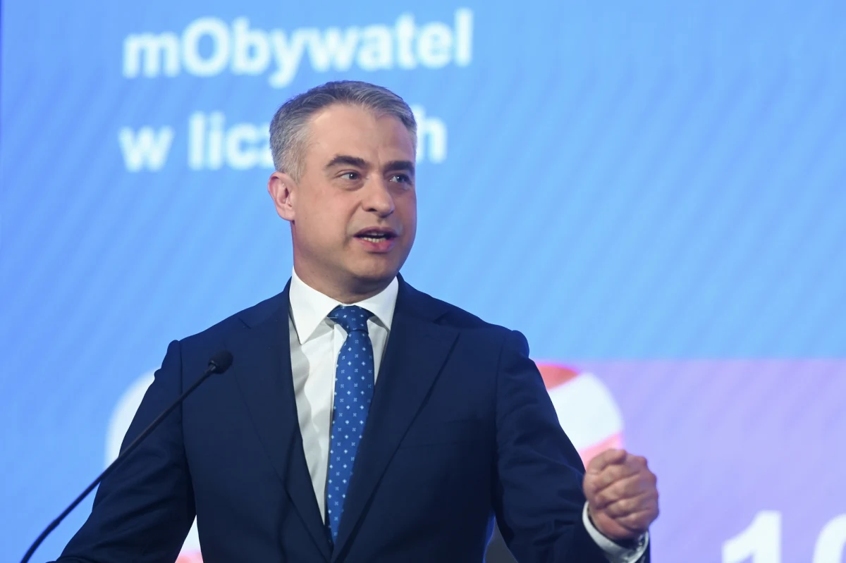 Pełnomocnik Rządu ds. Cyberbezpieczeństwa, Krzysztof Gawkowski, ostrzega przed nową falą ataków phishingowych wymierzonych w jednostki samorządu terytorialnego. Oszuści podszywają się pod Ministerstwo Cyfryzacji oraz wiceministra Pawła Olszewskiego, próbując wyłudzić wrażliwe dane lub zainfekować urządzenia złośliwym oprogramowaniem.