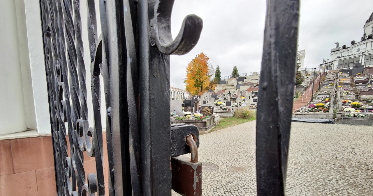 Kraj w alertach. Miasto zamknęło cmentarz przez silny wiatr