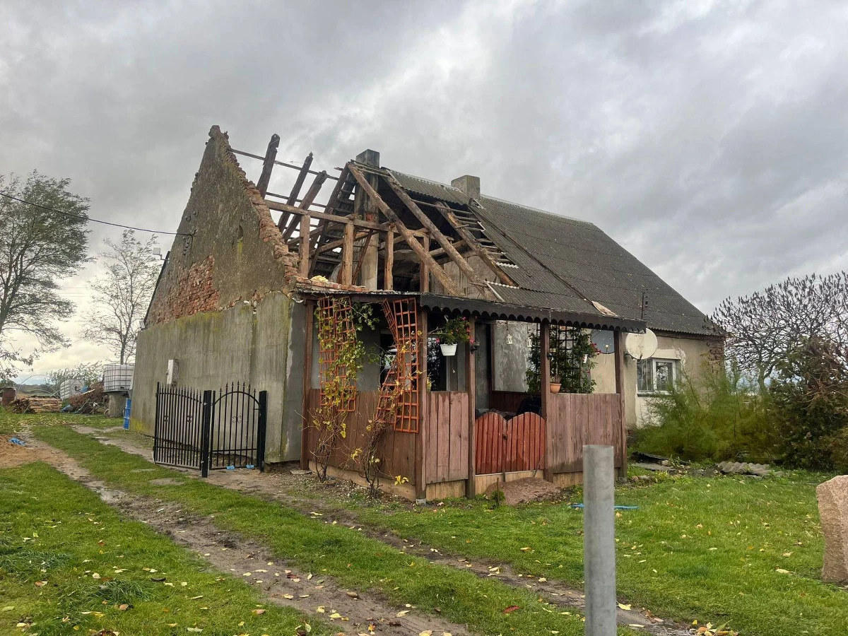 1797 razy interweniowała straż pożarna w całym kraju w czwartek w związku z ulewami i silnym wiatrem. Najwięcej zgłoszeń było w województwie mazowieckim. W Lubinie na Dolnym Śląsku z powodu warunków pogodowych doszło do wypadku, w którym ranne zostały cztery osoby.  