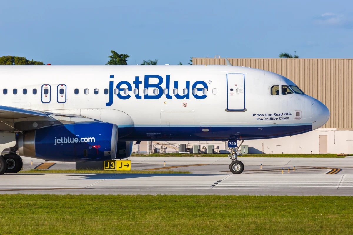 Dramatyczne chwile przeżyli pasażerowie amerykańskich linii lotniczych JetBlue podczas lotu z meksykańskiego Cancun do Newarku w stanie New Jersey. W trakcie podróży maszyna niespodziewanie zaczęła gwałtownie tracić wysokość, co doprowadziło do poważnych obrażeń wśród podróżnych. Samolot został zmuszony do awaryjnego lądowania w Tampie na Florydzie, a poszkodowani pasażerowie trafili do szpitala.