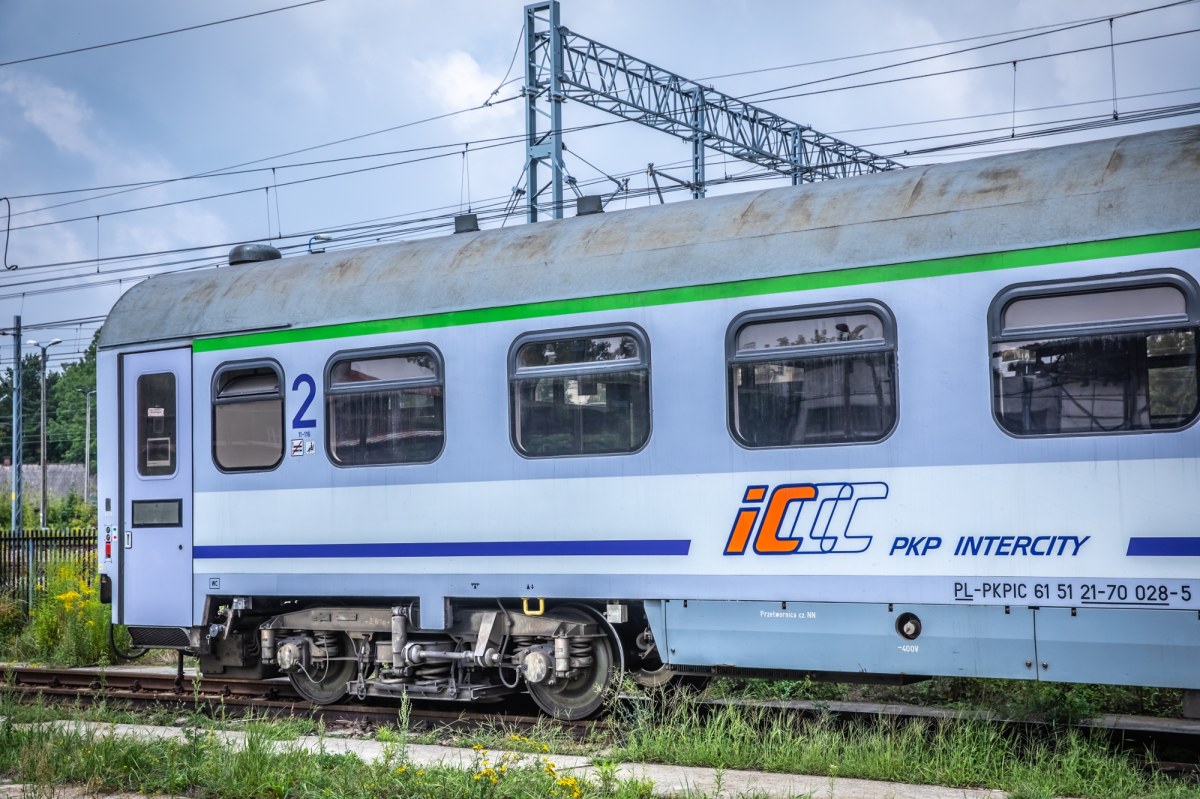 Auto wjechało pod pociąg. Nie żyje kierowca