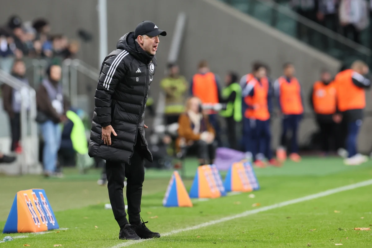 Legia Warszawa znów w ogniu krytyki po porażce w Pucharze Polski z Pogonią Szczecin. Rumuński trener Edward Iordanescu szykuje się do odejścia? Jak sam ujawnił, poprosił o spotkanie z zarządem, które może odbyć się jeszcze w piątek. Zaznaczył, że nie chce być człowiekiem, który "niszczy marzenia kibiców".