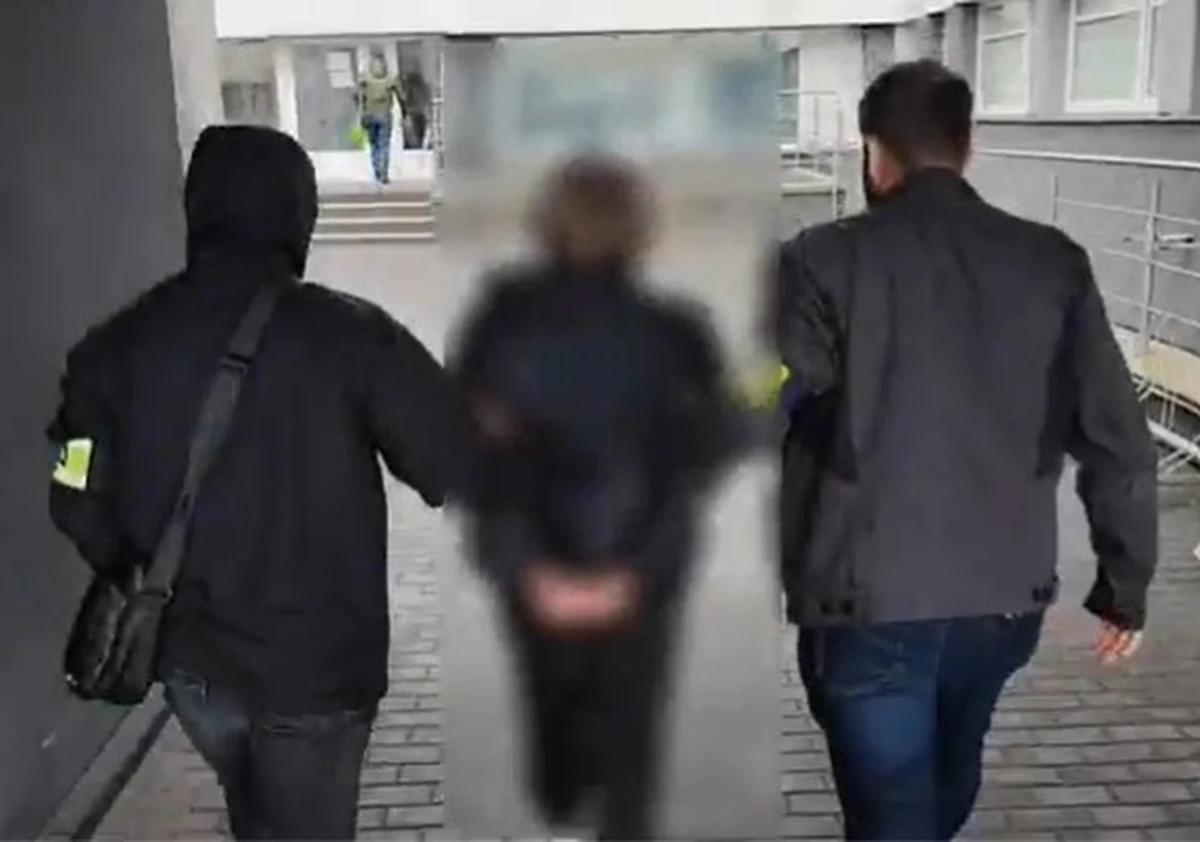 42-latka poszukiwana listem gończym została zatrzymana przez policję w mieszkaniu na łódzkich Bałutach - poinformowały służby w piątek. To pokłosie głośnej sprawy z 2021 roku. Kobieta miała do odsiadki 4 lata i 6 miesiące za udział w brutalnym napadzie rabunkowym. Zaatakowała 52-letniego biznesmena oraz jego żonę w ich domu. Biła oraz krępowała ofiary, okradła je i uciekła wraz ze swoim wspólnikiem. Pokrzywdzony mężczyzna zmarł w szpitalu. 