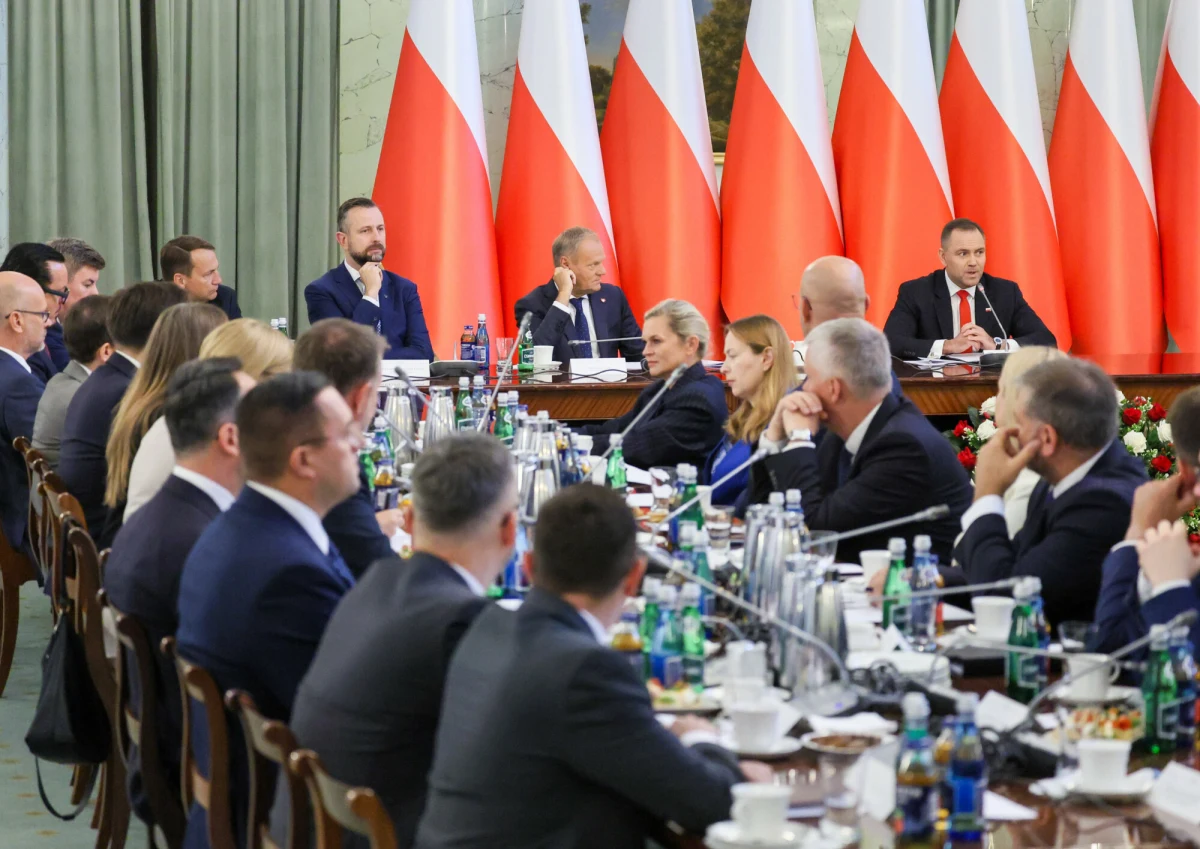 Niemal wszyscy politycy tracą zaufanie Polaków - wynika z najnowszego sondażu IBRiS dla Onetu. Liderem rankingu zaufania jest Karol Nawrocki (47 proc.), za nim plasuje się Radosław Sikorski (44,2 proc.). Największym zaskoczeniem październikowego sondażu jest Władysław Kosiniak-Kamysz, który awansuje na trzecie miejsce z wynikiem 38,3 proc. To wzrost o prawie 4 pkt. proc. i powrót na podium po prawie 2-letniej przerwie. Politykami z największym brakiem zaufania są Grzegorz Braun (65,3 proc.) i Jarosław Kaczyński (62,8 proc.).