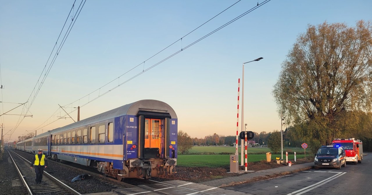 Zbąszyń. Wypadek na przejeździe kolejowym. Nie żyje kierowca