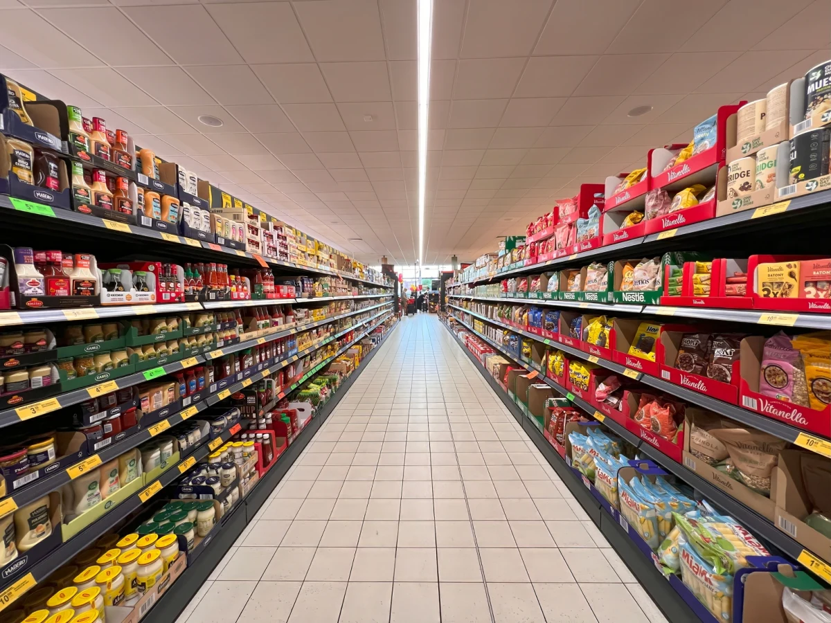 1 listopada, czyli Wszystkich Świętych, to dzień ustawowo wolny od pracy. Tego dnia większość sklepów będzie zamknięta, jednak niektóre punkty pozostaną otwarte. Sprawdź, gdzie będzie można zrobić zakupy i które miejsca będą dostępne dla klientów.