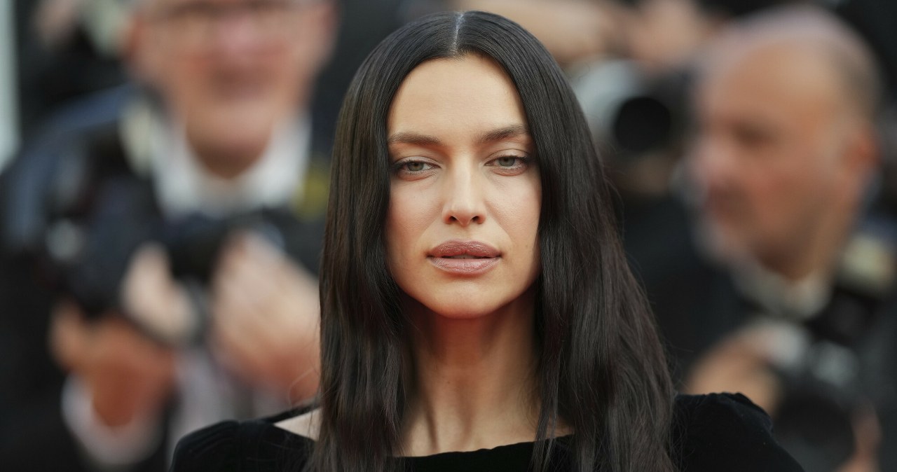 Irina Shayk zachwyca na spacerze z pieskiem. Zawsze stylowa