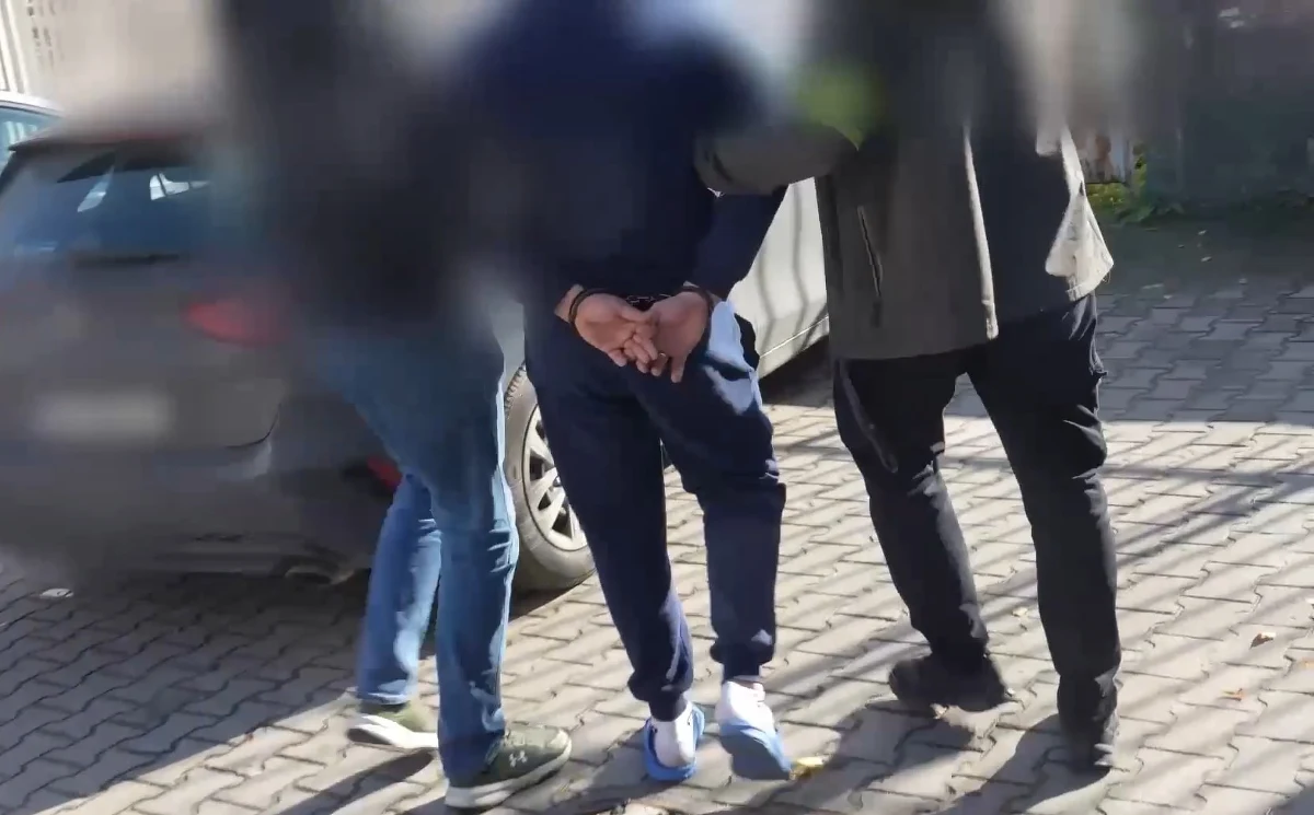 Groźby, stosownie przemocy, wykorzystanie seksualne – m.in. takich przestępstw miał dopuścić się mężczyzna, którego zatrzymali krakowscy policjanci. Oprócz 34-latka zatrzymano także dwie współpracujące z nim kobiety. Funkcjonariuszy na ich trop naprowadziła inna kobieta, która zaniepokoiła się losem swojej przyjaciółki – ofiary zatrzymanego.