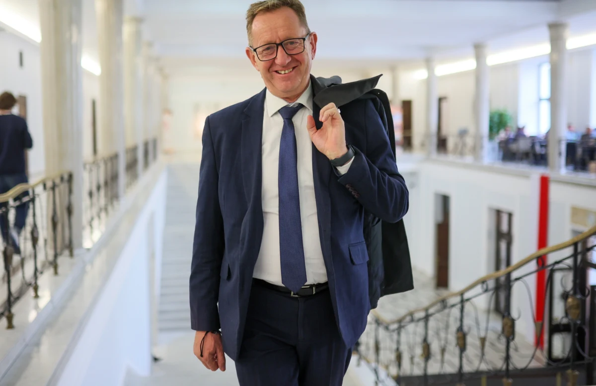 Nowe informacje, które podała Wirtualna Polska, rzucają światło na kulisy sprzedaży strategicznej działki pod Centralny Port Komunikacyjny w Zabłotni. Tuż przed zmianą władzy w 2023 roku wiceprezes firmy Dawtona nabył grunt kluczowy dla inwestycji CPK, a firma przygotowała dla polityków PiS spersonalizowane gadżety wyborcze. Wątpliwości budzą nie tylko okoliczności transakcji, ale i nieścisłości w dokumentacji dotyczącej kampanijnych wydatków polityków.