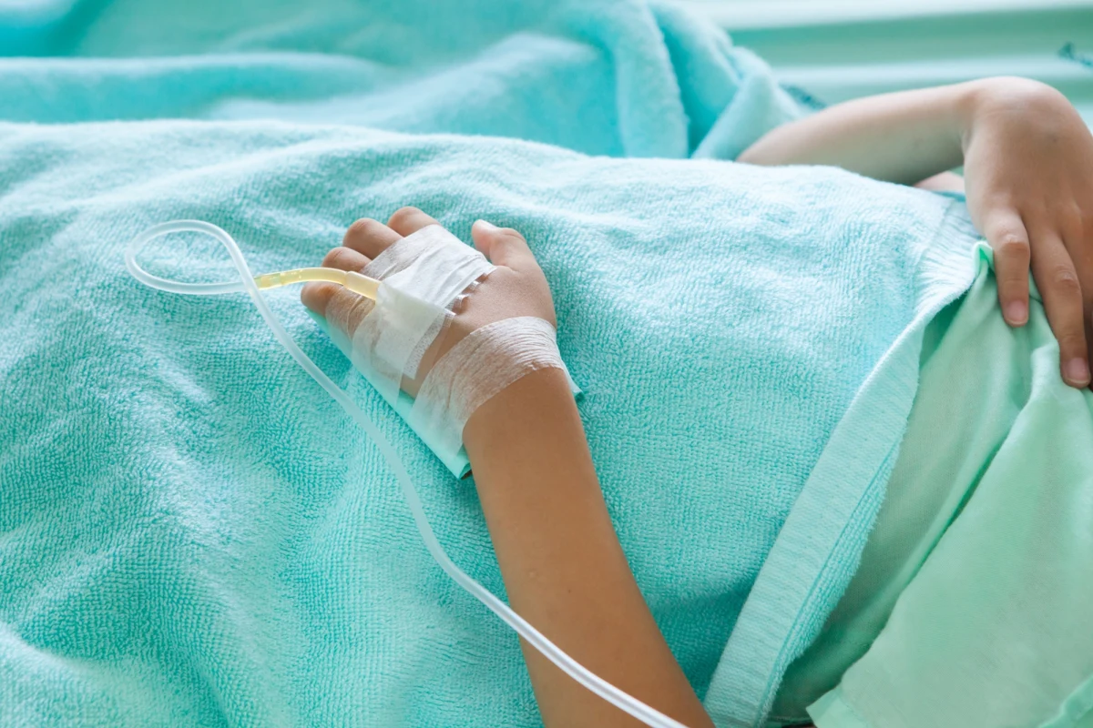 "Wszczęto postępowanie w kierunku narażenia dziecka na bezpośrednie niebezpieczeństwo utraty życia lub zdrowia" - poinformowała Elżbieta Edyta Łukasiewicz z Prokuratury Okręgowej w Ostrołęce. Sprawa jest pokłosiem groźnego zdarzenia, do którego doszło w Małkini Górnej na Mazowszu. 11-latka, która wraca ze szkoły, została zaatakowana przez psa. Ma rany kąsane na prawym przedramieniu. Pomocy udzieliła jej mieszkająca nieopodal kobieta. Dziewczynka trafiła do szpitala.