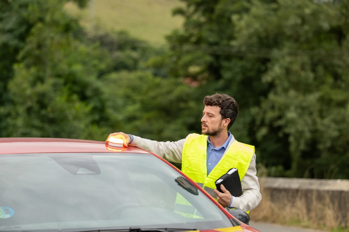 Od stycznia w Hiszpanii kierowcy będą musieli wyposażyć swoje auta w nowoczesną lampę V16, która zastąpi tradycyjny trójkąt ostrzegawczy. Nowe rozwiązanie ma poprawić bezpieczeństwo na drogach i może wkrótce pojawić się także w innych krajach Unii Europejskiej.