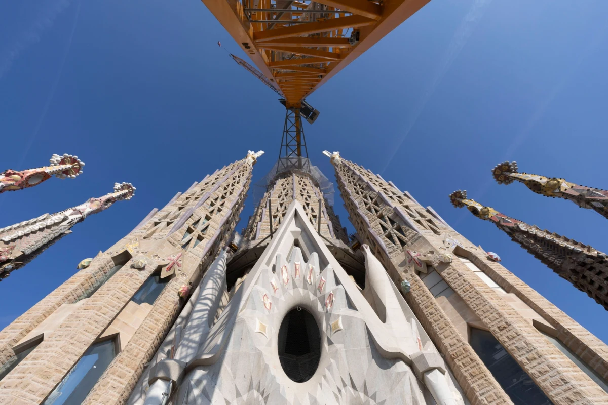 To moment, na który czekali miłośnicy architektury i turyści z całego świata! Bazylika Sagrada Família w Barcelonie właśnie stała się najwyższym kościołem świata. Wszystko za sprawą zamontowania pierwszego elementu krzyża na szczycie centralnej wieży – tak, jak przewidywał to niegdyś sam Antoni Gaudí. Hiszpańska świątynia oficjalnie wyprzedziła niemiecką katedrę w Ulm i nie powiedziała jeszcze ostatniego słowa. 