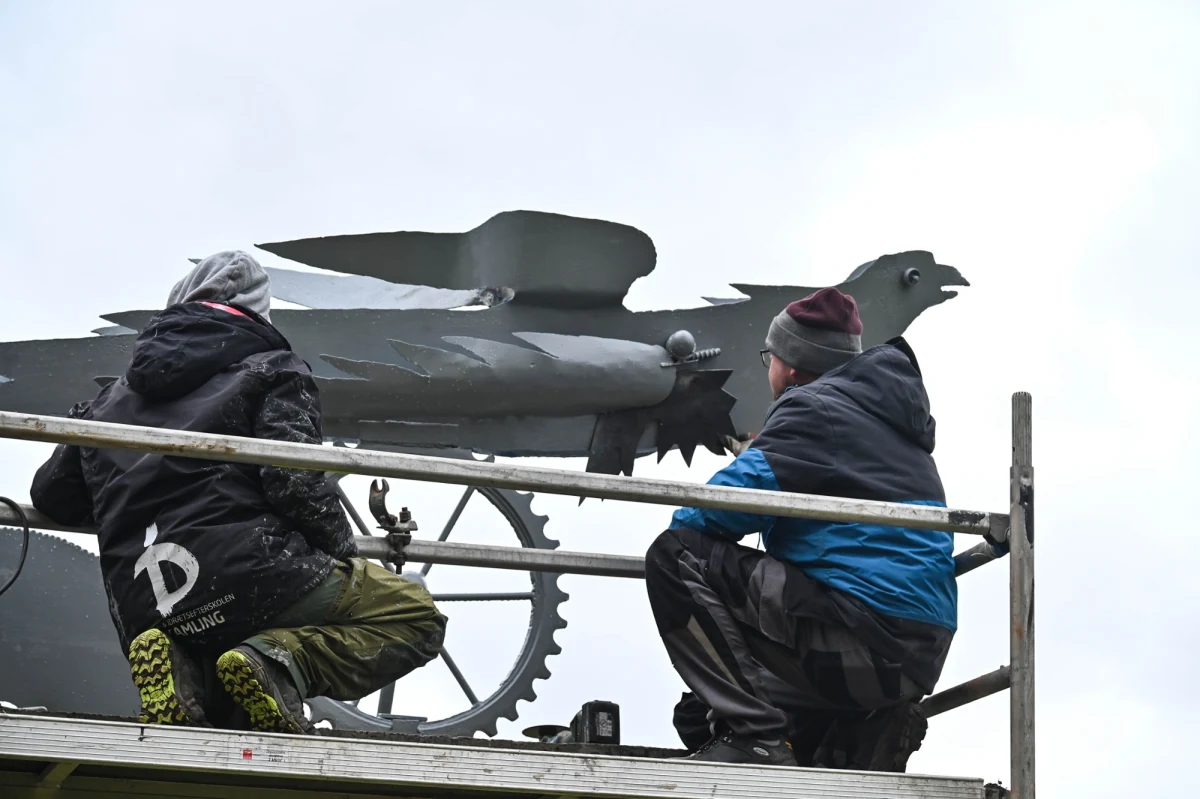 Dobiega końca renowacja słynnej plenerowej rzeźby "Ogniste Ptaki" Władysława Hasiora, która od 50 lat zdobi skarpę przy szczecińskim Teatrze Letnim w Parku Kasprowicza. Prace konserwatorskie, prowadzone pod nadzorem Miejskiego Konserwatora Zabytków, kosztują blisko 150 tys. zł i mają przywrócić instalacji oryginalny wygląd z lat 70.