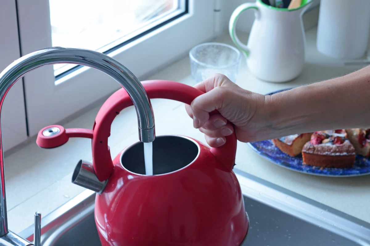 Mieszkańcy wielu miejscowości w Wielkopolsce zostali pozbawieni dostępu do pitnej wody z powodu wykrycia w wodociągach bakterii z grupy coli. Woda nadaje się do użycia wyłącznie po przegotowaniu. Nie wiadomo, kiedy sytuacja wróci do normy. Do awarii wodociągu doszło także w powiecie śremskim, gdzie woda nadaje się tylko do celów sanitarnych. 
