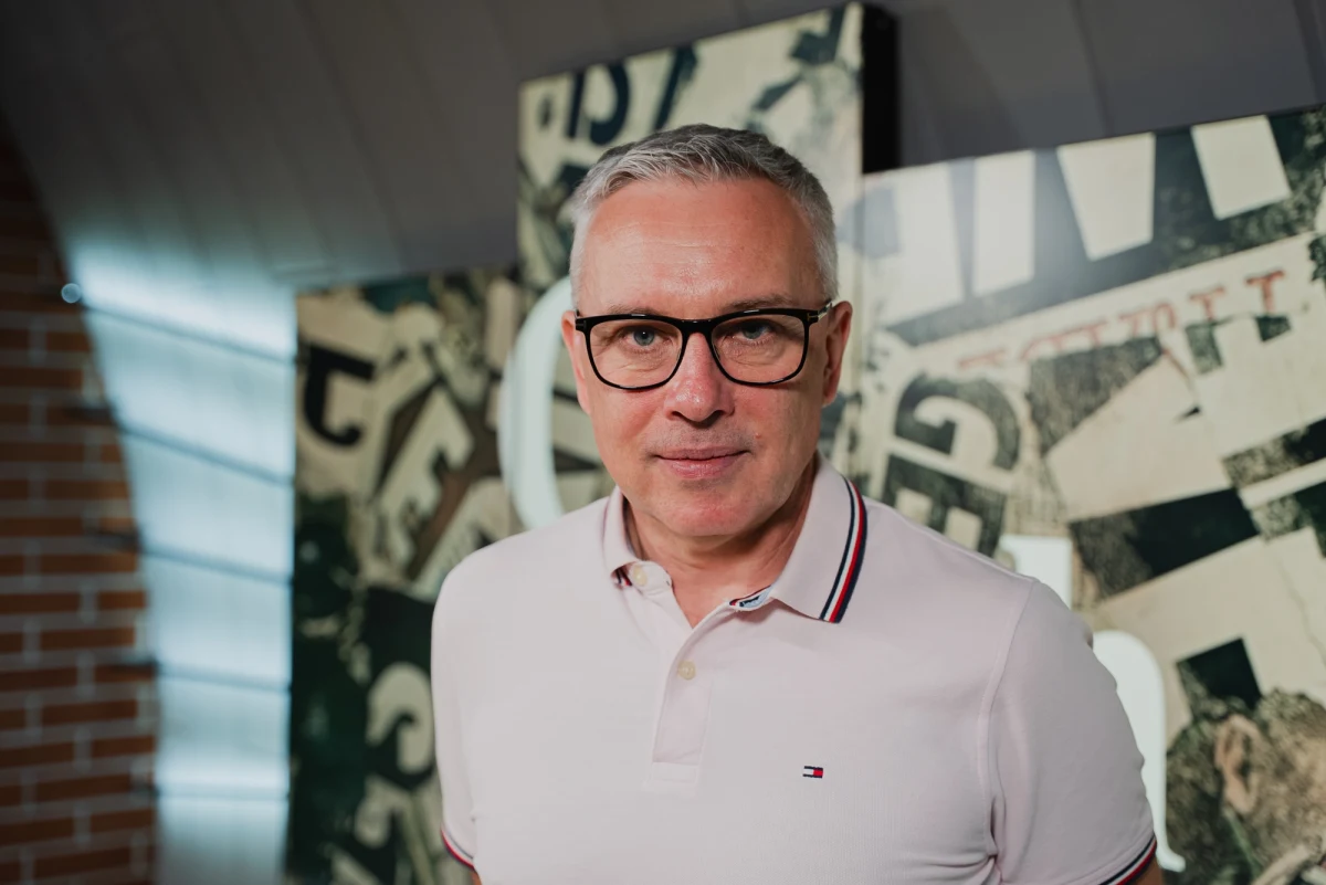 "Byłem nieprawdopodobnie nieśmiały (…). Sport pod tym względem uratował mi życie" – mówi w podcaście Co u nich słychać? Radia RMF24 były biathlonista Tomasz Sikora. Srebrny medalista z Turynu opowiada nam o pracach nad książką i wspomina chwile olimpijskiej chwały. "Upadłem na mecie, bo nie wiedziałem, co mam ze sobą zrobić" - zaznacza.