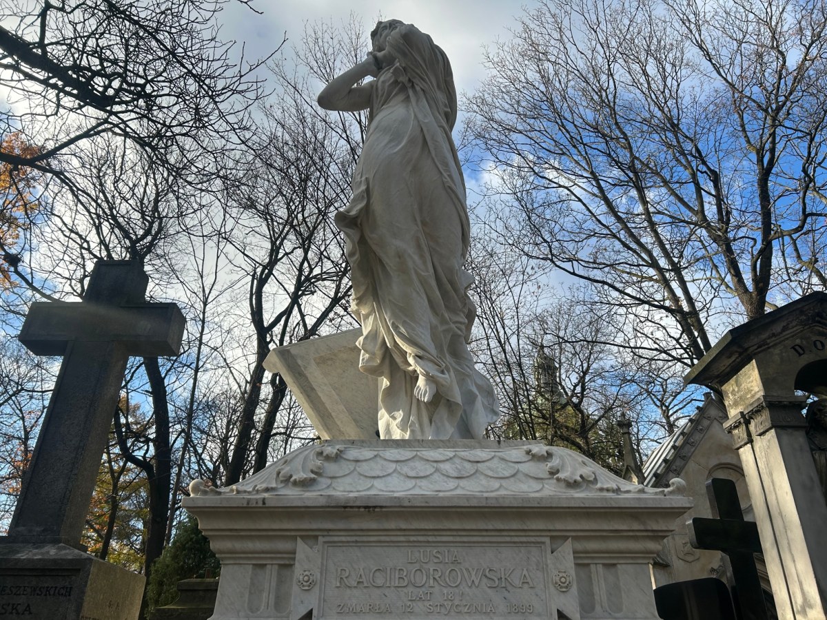 Oto najpiękniejszy grób na Powązkach. Zmarła jako 18-latka