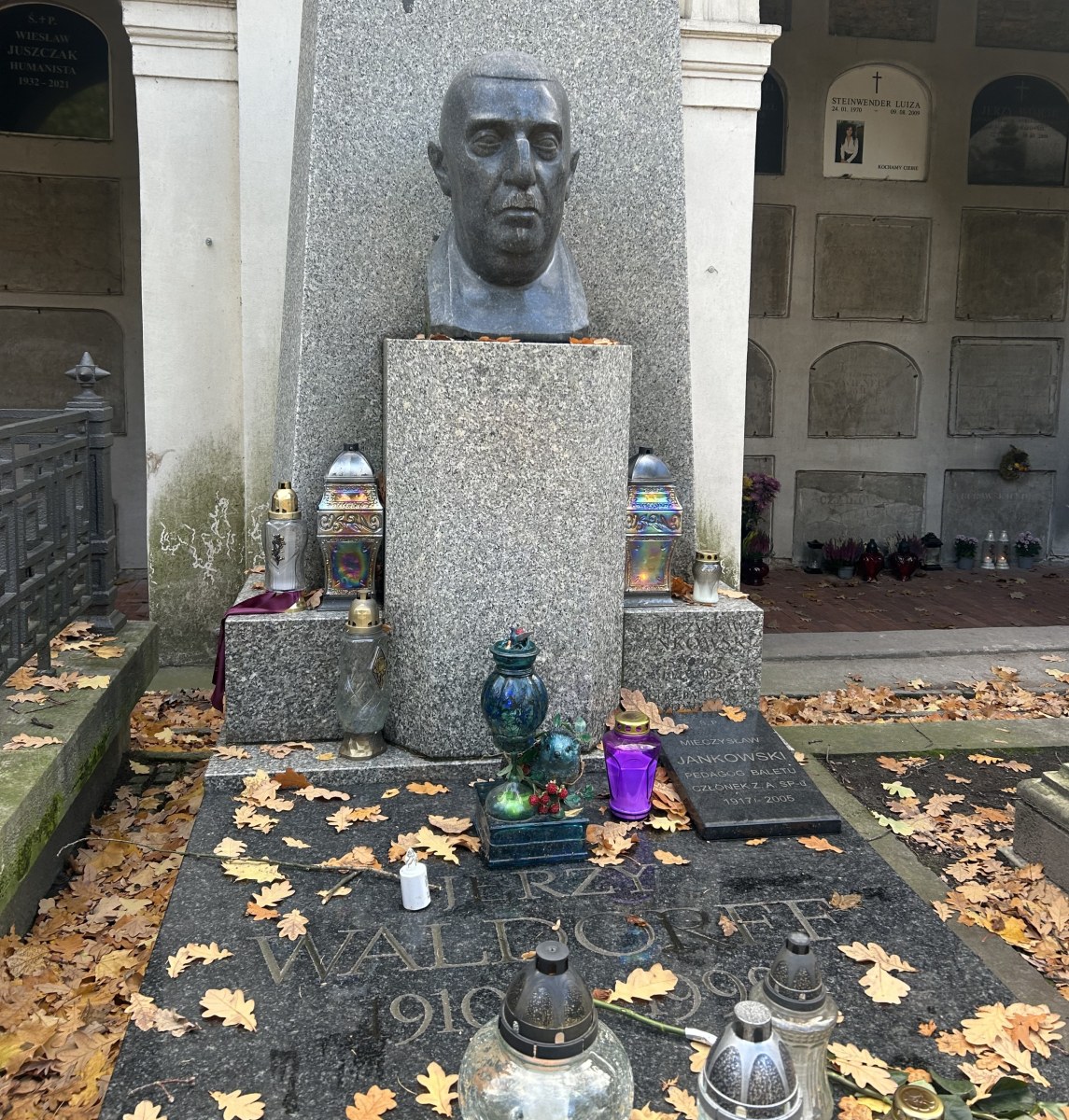 Grób "ze skarbonką" na warszawskich Powązkach. "Waldorff wciąż zbiera całkiem nieźle"