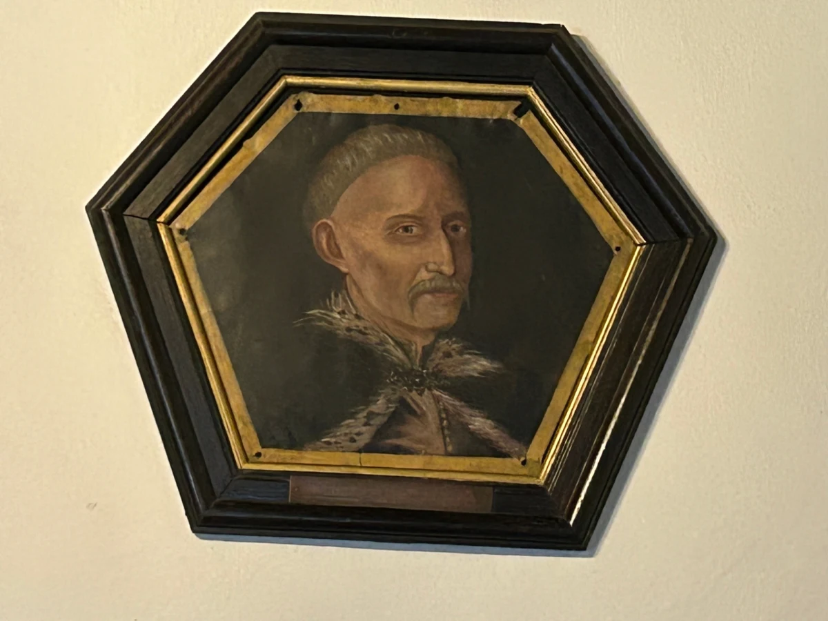 Popularny serial "1670" przypomniał niedawno o niezwykłym, dziś nieco zapomnianym zwyczaju Rzeczypospolitej – portretach trumiennych. To wyjątkowe dzieła sztuki, które niegdyś umieszczano na trumnach zmarłych przedstawicieli szlachty. Można je zobaczyć między innymi na ekspozycji Muzeum Zamkowego w Niedzicy nad jeziorem Czorsztyńskim w Małopolsce. Znajdują się tam oryginalne portrety trumienne z XVII wieku. O tych wyjątkowych obrazach opowiedziała nam Sylwia Bogaczyk z muzeum.