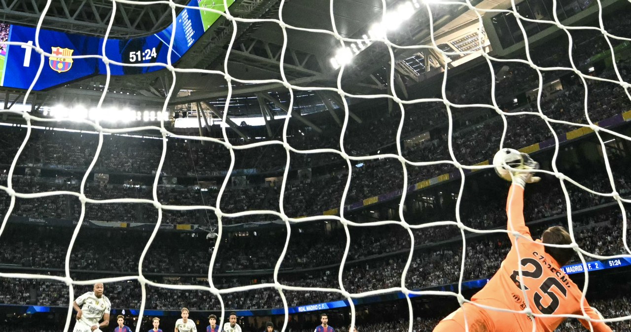 wiadomości,aktualności,Interia Tragedia podczas meczu Barcelony. Śmierć na trybunach. Dramat tuż po obronionym karnym Szczęsnego