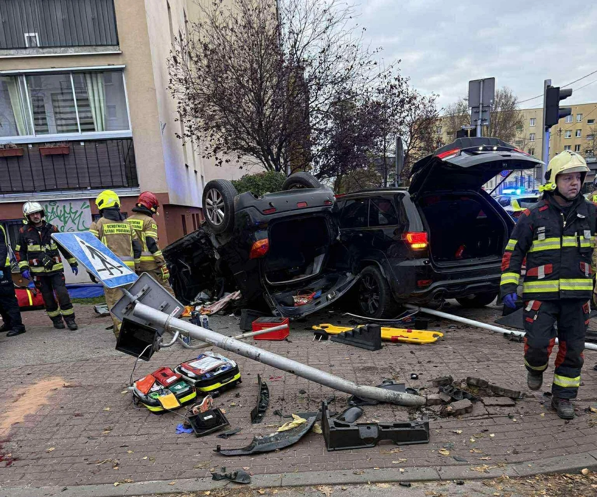 Dziewięć osób, w tym dwoje dzieci zostało rannych w wypadku w Pruszkowie pod Warszawą. 7 poszkodowanych trafiło do szpitala. Przez kilka godzin droga była zablokowana.