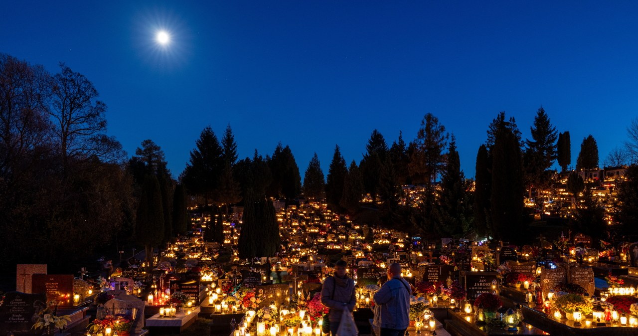 Wszystkich Świętych. Na polskich cmentarzach rozbłysło światło pamięci