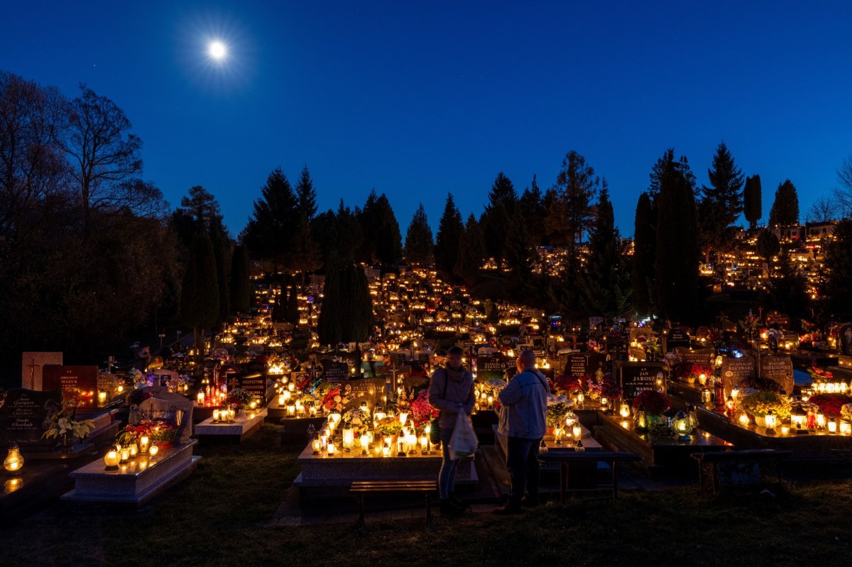 Nocna cisza i światło zniczy. Magia i zaduma we Wszystkich Świętych