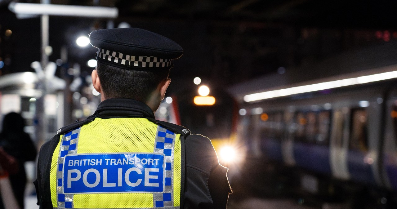 Atak z użyciem noża w pociągu w Anglii. Dwie osoby aresztowane