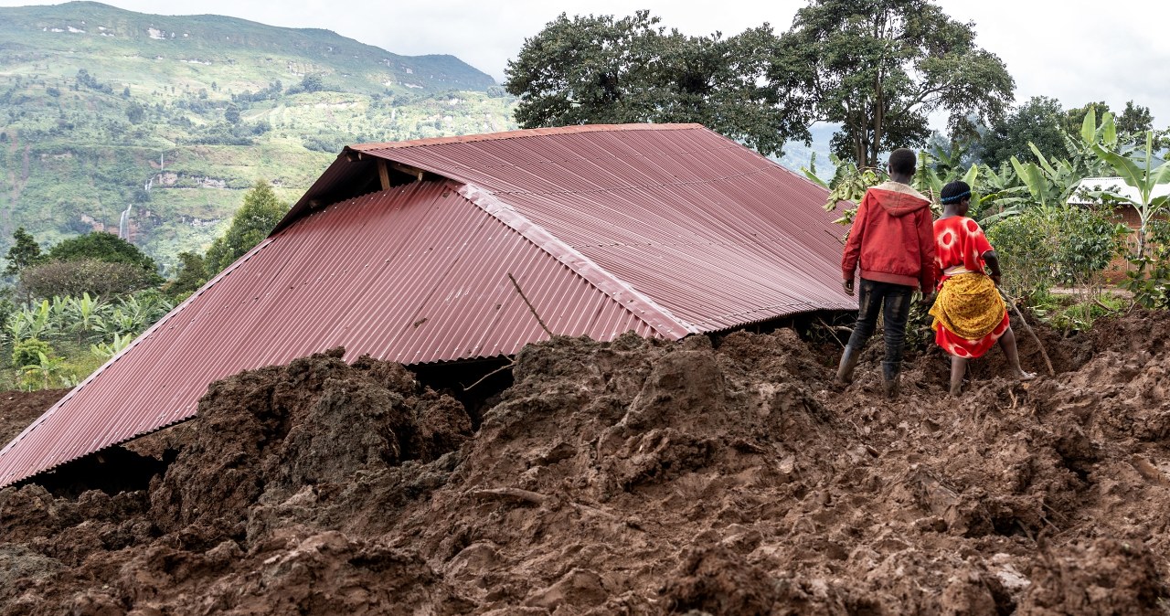 Prosili o pomoc, ale nie przybyła. Dramat w Ugandzie, przekopują osuwiska
