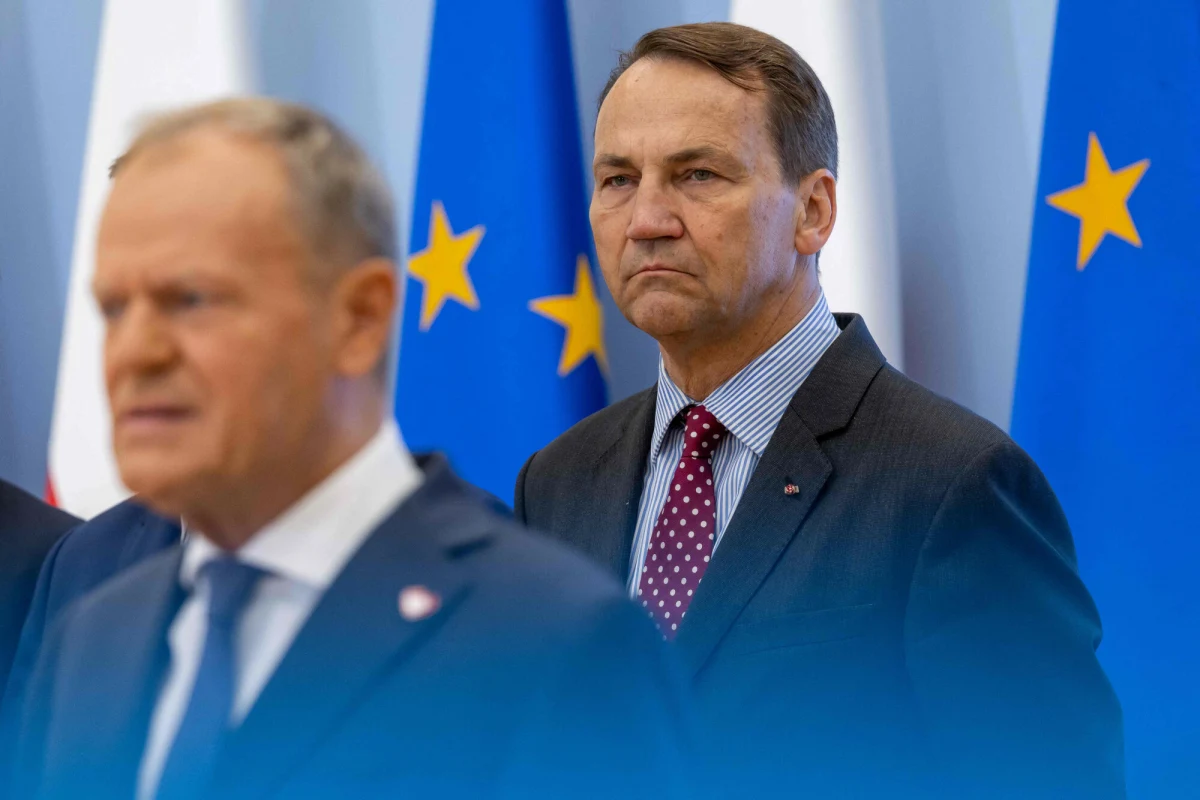 Czy Donald Tusk powinien oddać fotel premiera Radosławowi Sikorskiemu? Od pewnego czasu w kręgach politycznych mówi się, że taki scenariusz mógłby się ziścić jeszcze przed wyborami w 2027 r. Dzięki sondażowi United Surveys dla Wirtualnej Polski wiemy, jak oceniają go Polacy. 