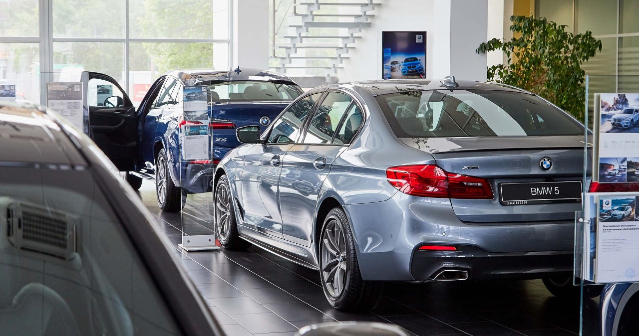 Nawet 20 proc. zniżki na "demówki". Tysiące aut zalegają u dealerów