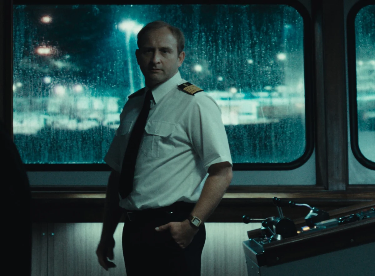 "Mayday, mayday, mayday" - te słowa kapitana Andrzeja Ułasiewicza z 14 stycznia 1993 roku zachowały się na nagraniu. "Kiedy usłyszałem je po raz pierwszy, miałem łzy w oczach i ściśnięte gardło" - mówi w rozmowie z RMF FM grający kapitana Borys Szyc. Serial "Heweliusz" w reżyserii Jana Holoubka przenosi widzów do lat 90 i dramatycznych wydarzeń na Bałtyku. W katastrofie promu zginęło 55 osób. Kapitan został na mostku do samego końca.